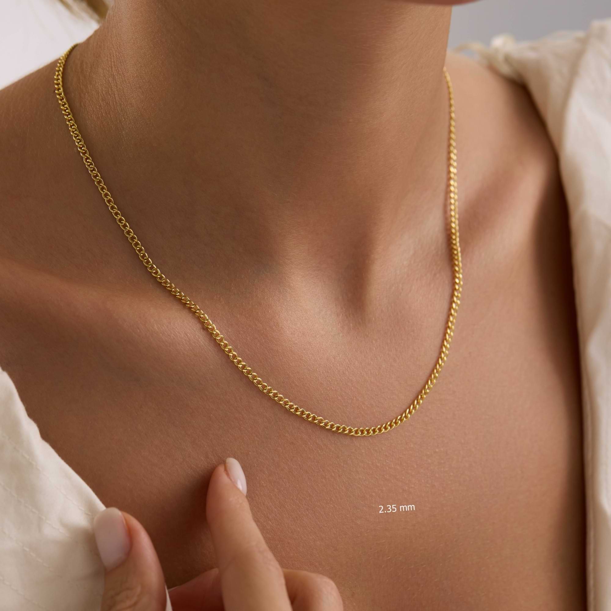 Gold 2.35mm curb chain necklace on a girl's neck with a close-up of the chain width.