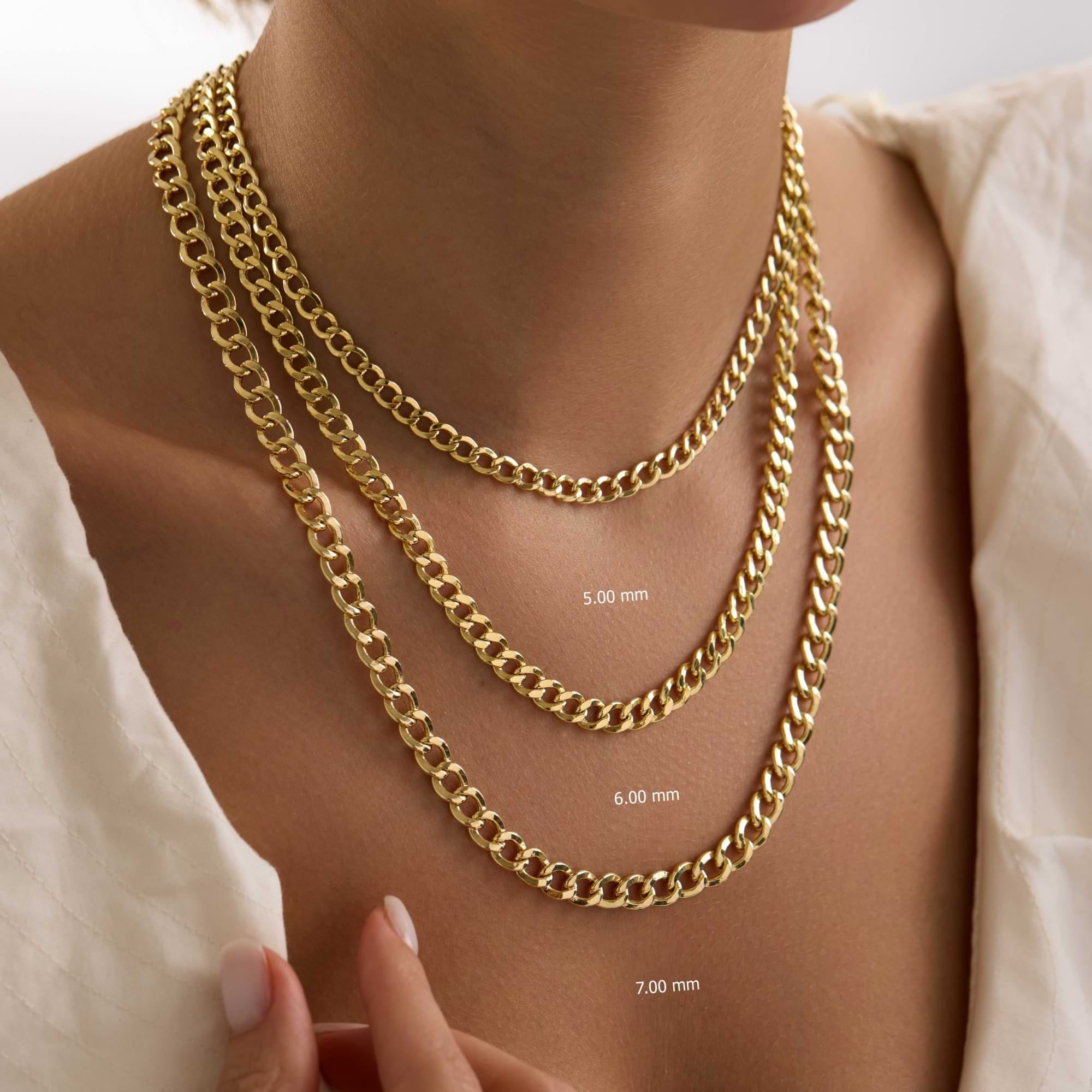Gold Curb chain necklace on a person with size measurements displayed.