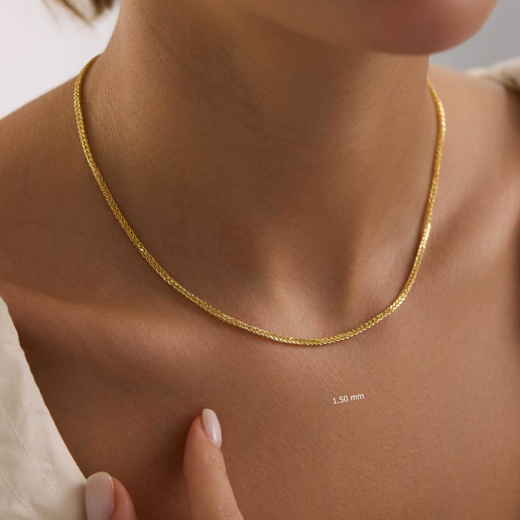 14k Gold 1.5mm spiga necklace on a lady's neck with a close-up of the chain width.