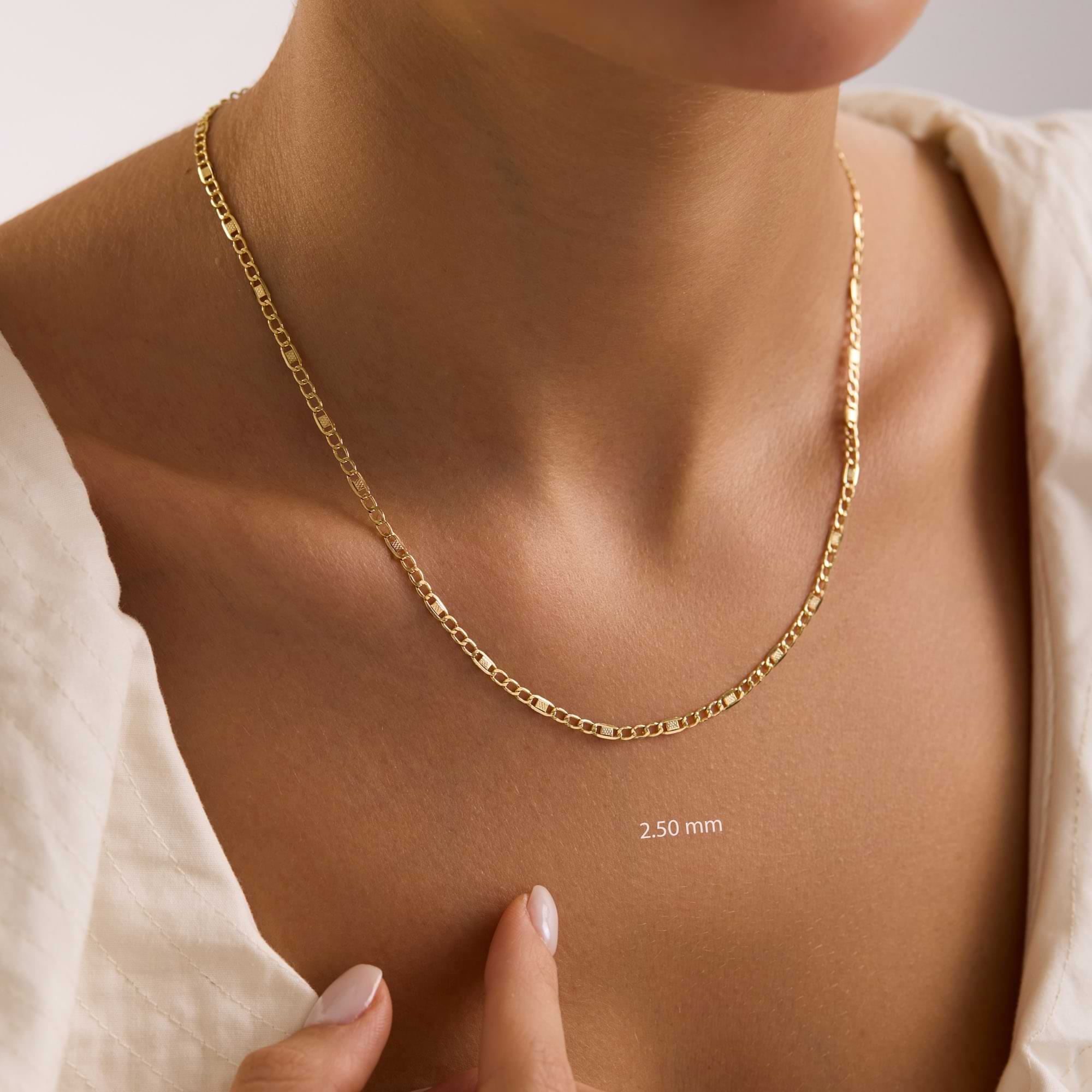 Gold 2.5mm textured figaro chain necklace on a woman's neck with a close-up of the chain width.